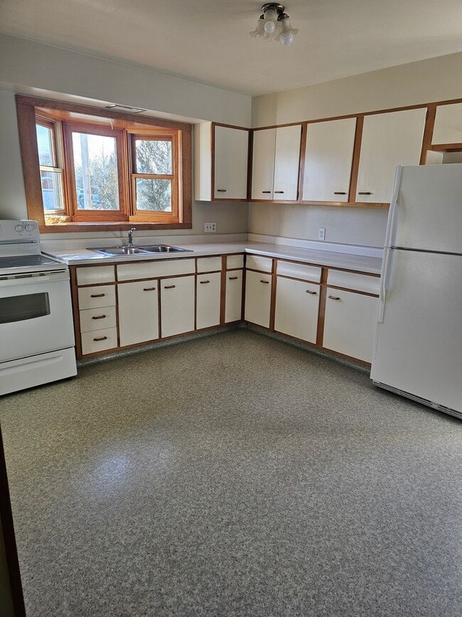 Building Photo - 909 Cale Ave