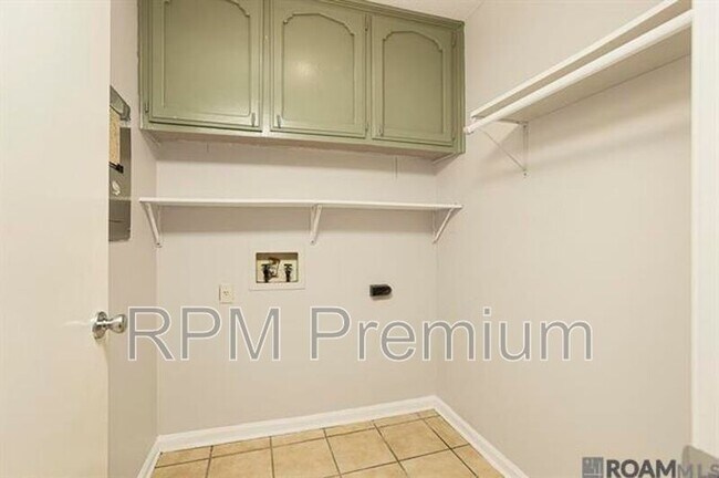 Building Photo - 4625 Parkoaks Dr