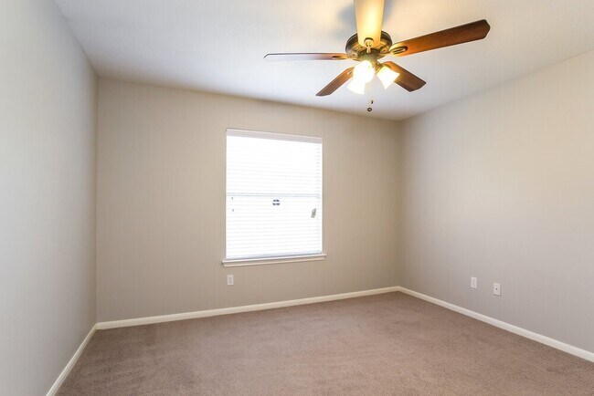 Building Photo - 2447 Halstead Dr