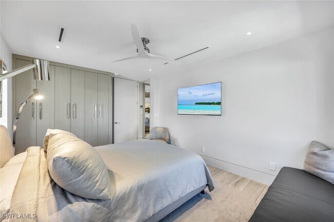 Building Photo - 295 5th Ave S