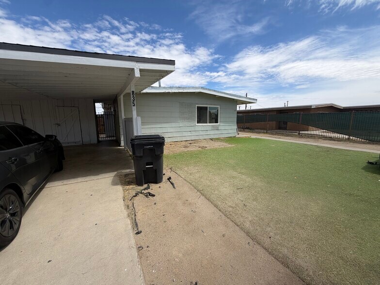 Building Photo - 835 E Avenue Q