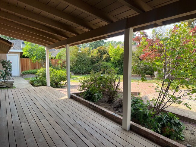 Building Photo - BEAUTIFULLY UPDATED 3 BEDROOM HOME!!