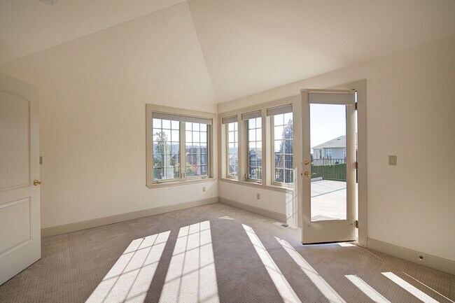 Building Photo - 4bd/4ba Kirkland House