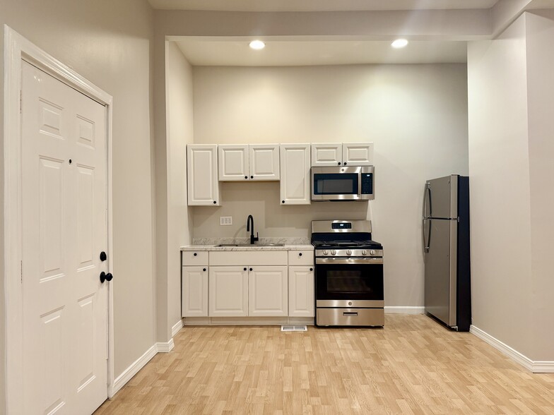 Building Photo - 2121 N California Ave