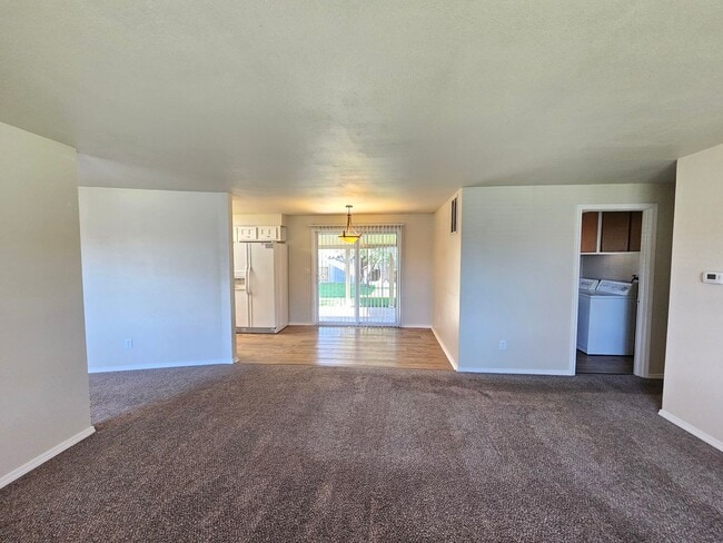 Building Photo - 3 Bedroom home in desirable neighborhood!