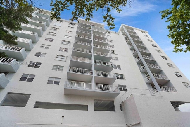 Building Photo - 6900 Bay Dr