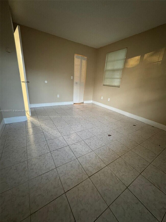 Building Photo - 1225 SW 46th Ave