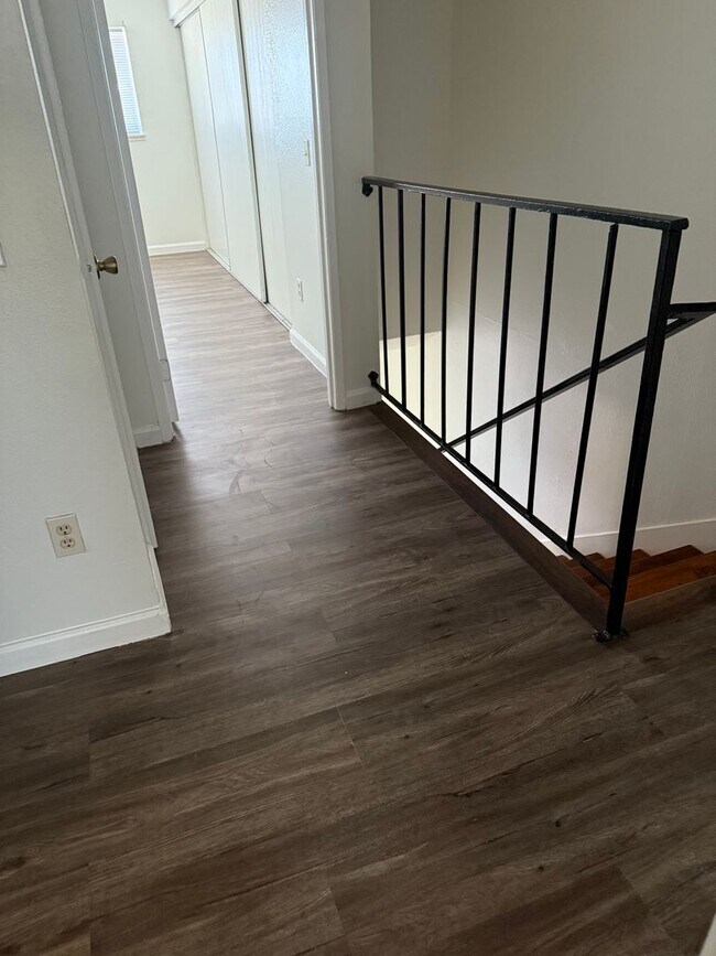 Building Photo - Spacious 2 Bedroom 2.5 Bath Condo on 5th S...