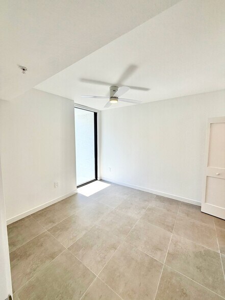 Building Photo - 1940 Van Buren St