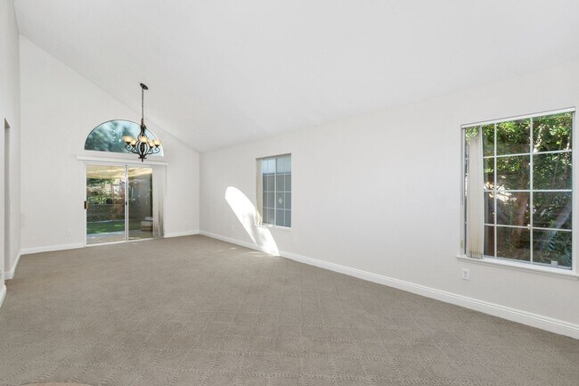 Building Photo - 30207 Silver Ridge Ct