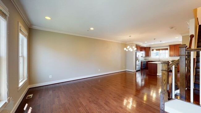 Building Photo - 517 Regent Pl NE
