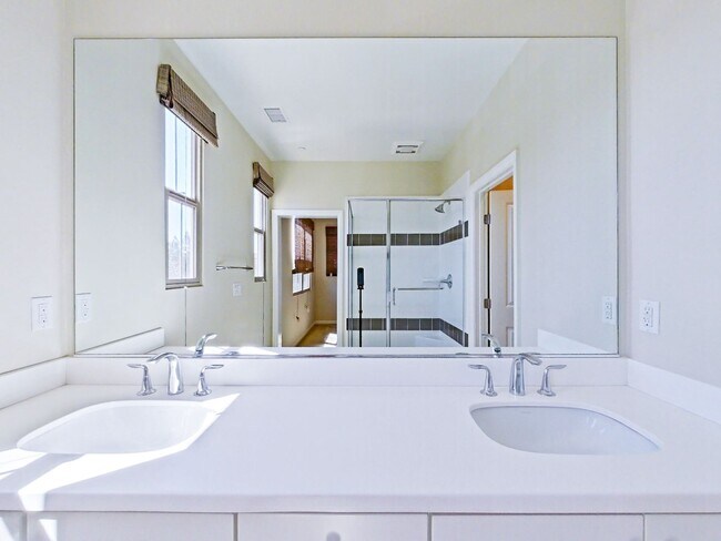 Building Photo - Desirable 3 bedroom Townhouse in the heart...