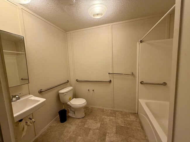 Building Photo - 3 bedroom 2 bath