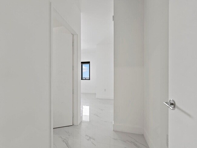 Building Photo - 700 NE 24th St