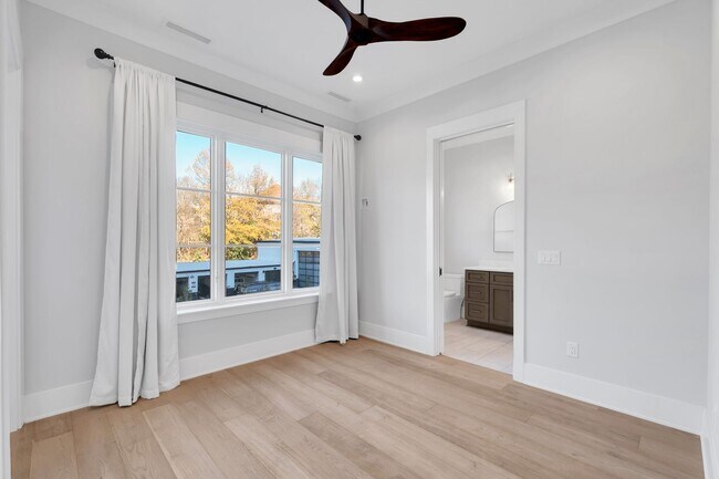 Building Photo - Condo Available Downtown Greenville!