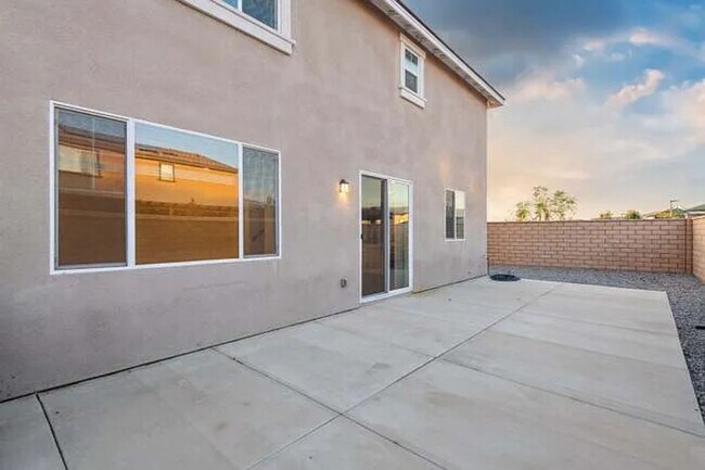 Building Photo - Energy Efficient Spacious 4BR House in Redlands