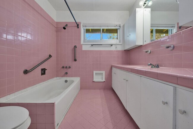 Building Photo - Oakhurst Duplex