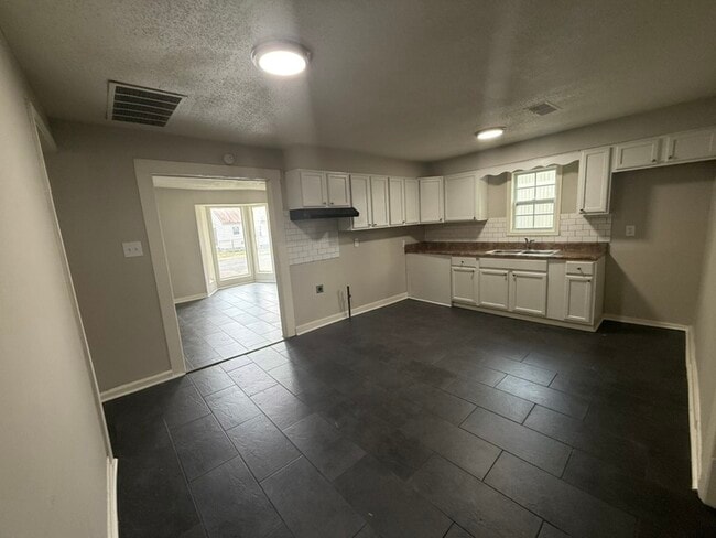 Building Photo - 2626 Whitman Ave