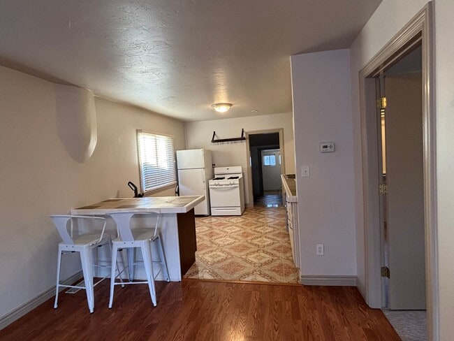 Building Photo - Salt Lake Cottage home 3 bed, 2 baths