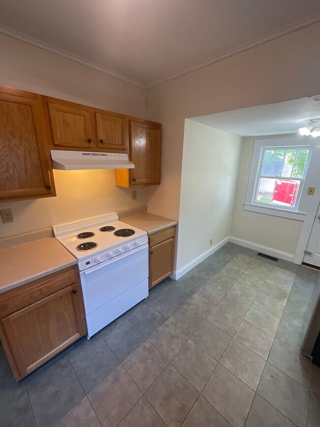 Building Photo - *2027* 4 Bed House!! Great Spot!!