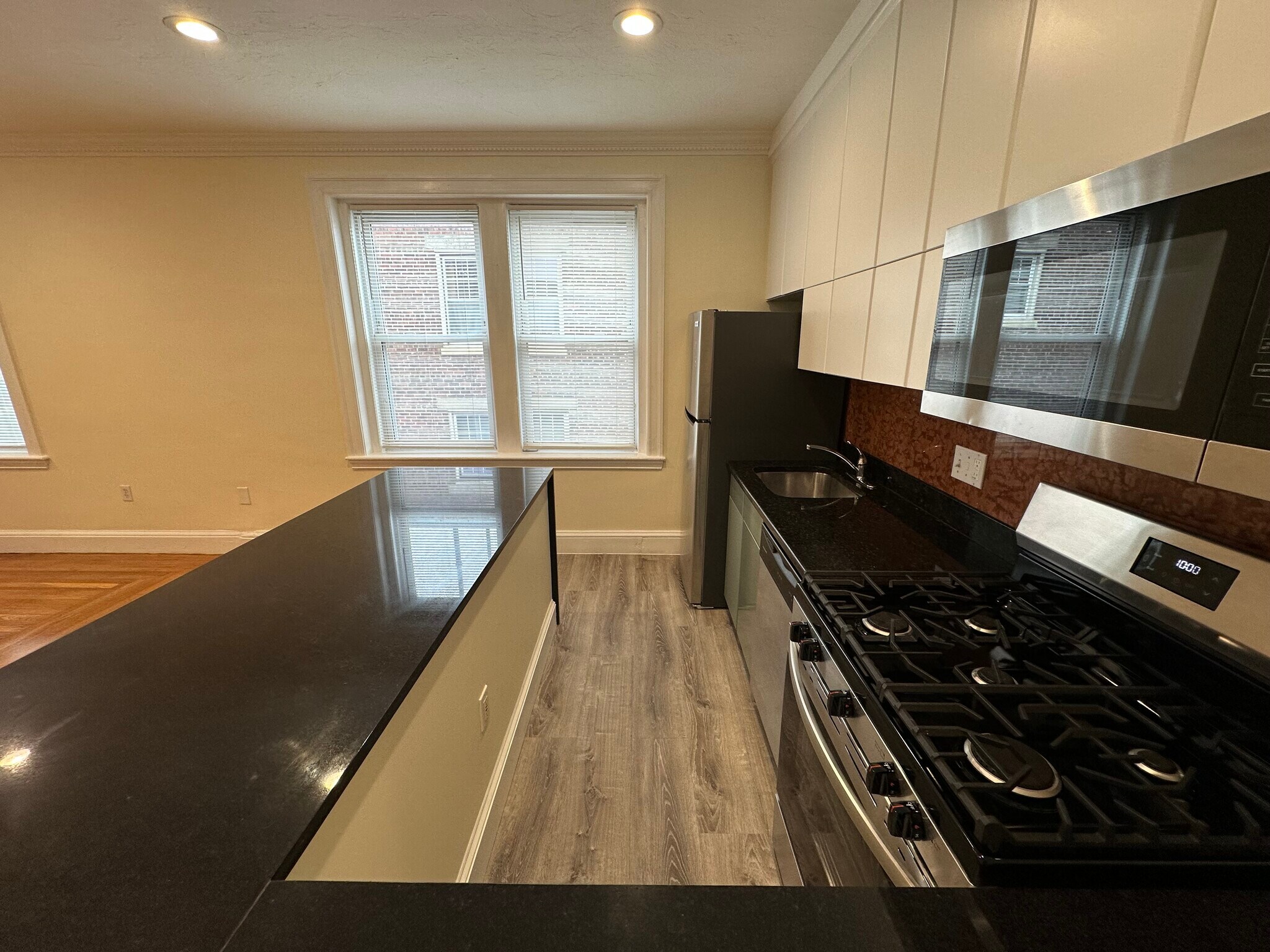 Building Photo - 55 Thatcher St