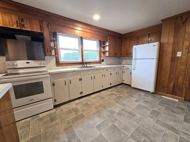 Building Photo - 486 Folly Rd