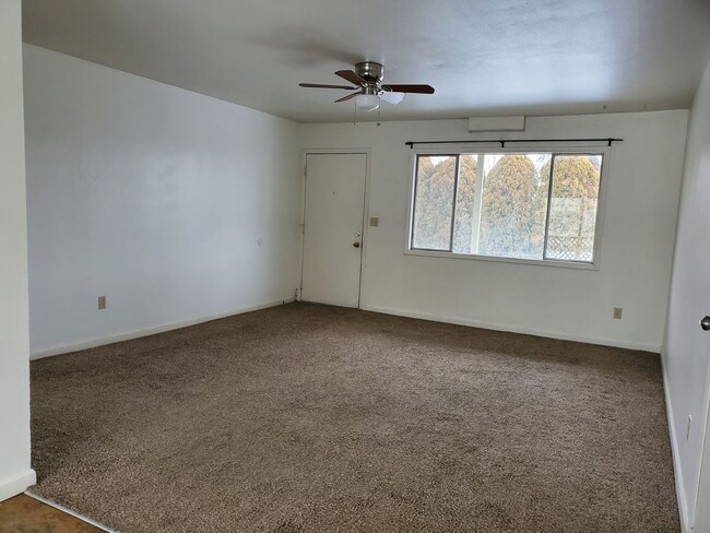 Building Photo - 3 bedroom 1 bath home with 1 car garage an...