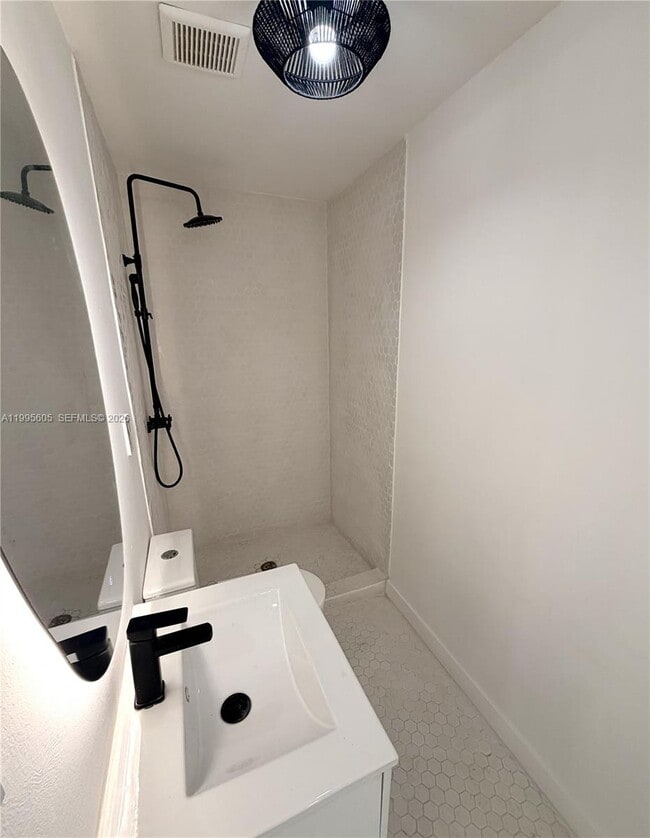 Building Photo - 605 Euclid Ave