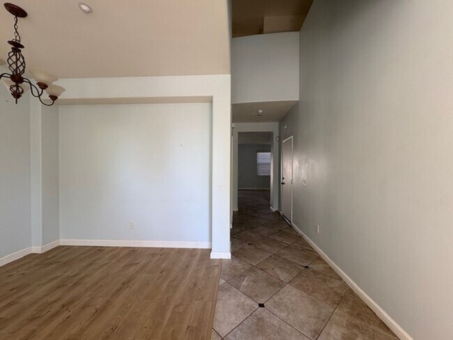 Building Photo - Redlands Home in Gated Community