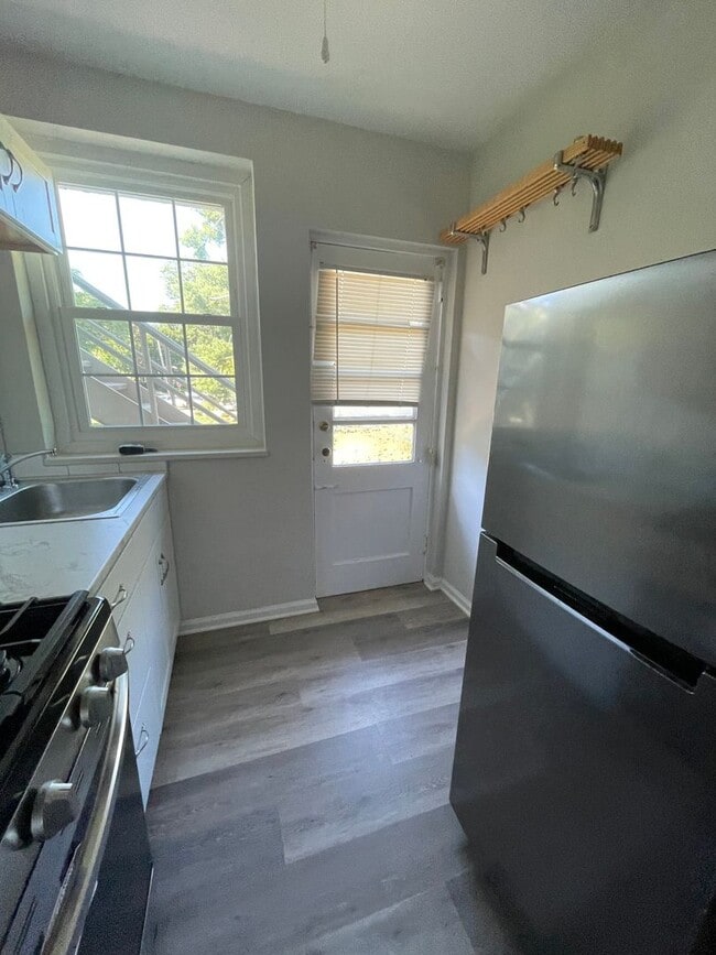 Building Photo - $500 off the First Months Rent!!!!! 1 Bedroom 1 Bath Condo at McDaniel Heights in the Heart of Hi...