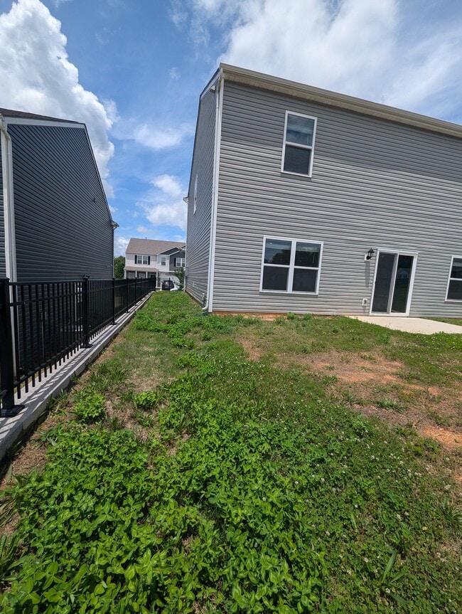 Building Photo - 2753 Red Barn Rd