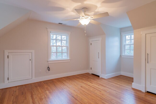 Building Photo - FOR RENT in LAKE BOTTOM! Available June 8th