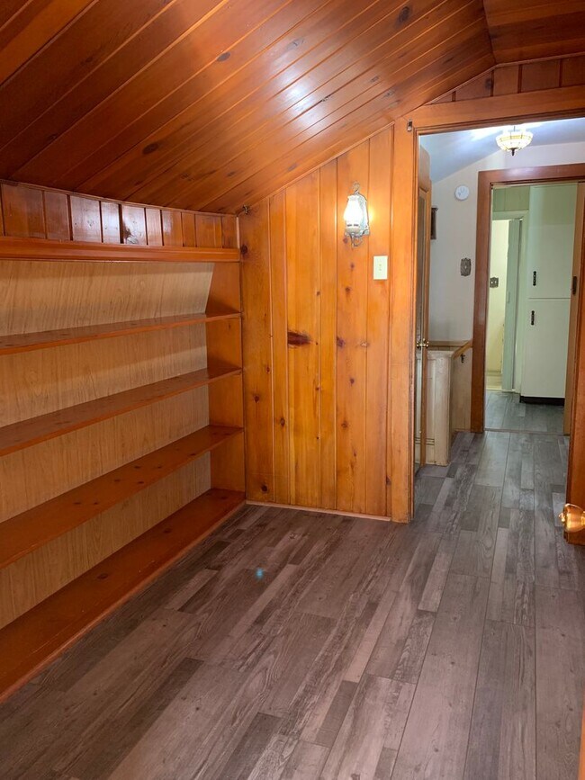 Building Photo - Charming single-family home just a short w...