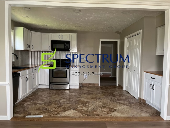 Building Photo - 723 White Oak Cir