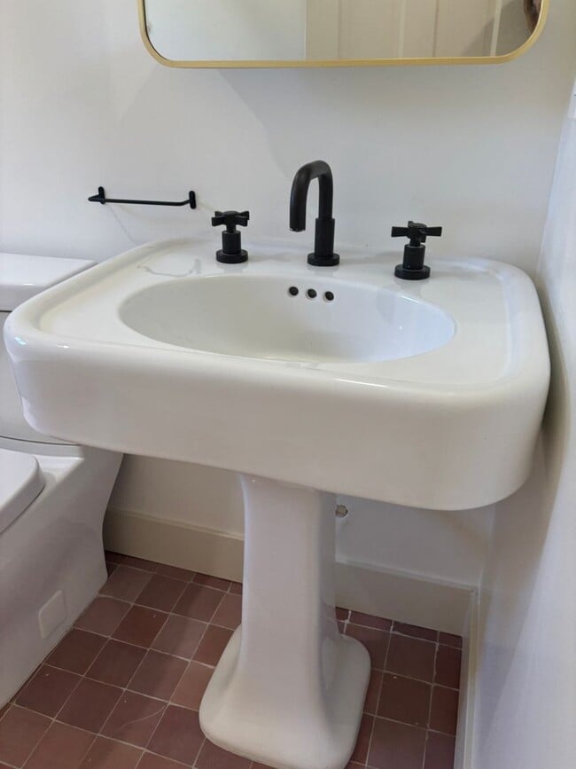 Building Photo - Newly renovated 2 bedroom 2 bathroom in a great location