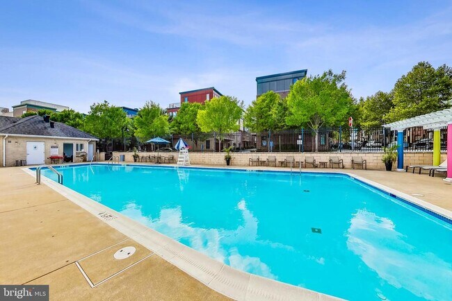 Building Photo - 4550 Longfellow St