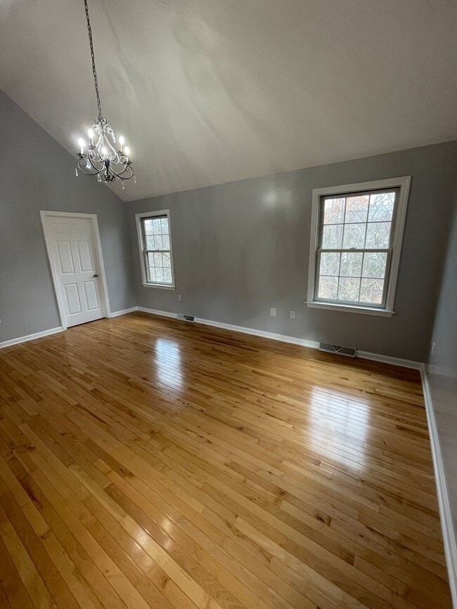 Building Photo - Beautiful custom built 5 bed 4 bath home with finished basement ready for you to move-in!