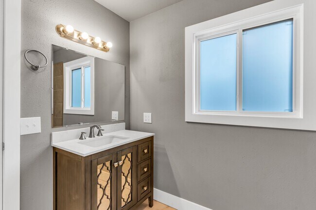 Building Photo - 2072 Oriole Rd