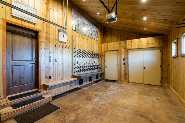 Building Photo - 5 Bandit Way