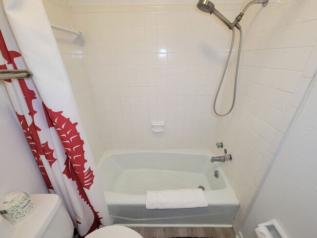 Building Photo - Two bedrooms two 1/2 bath townhome on Galv...