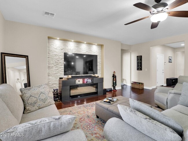 Building Photo - 1866 E Ravenswood Dr