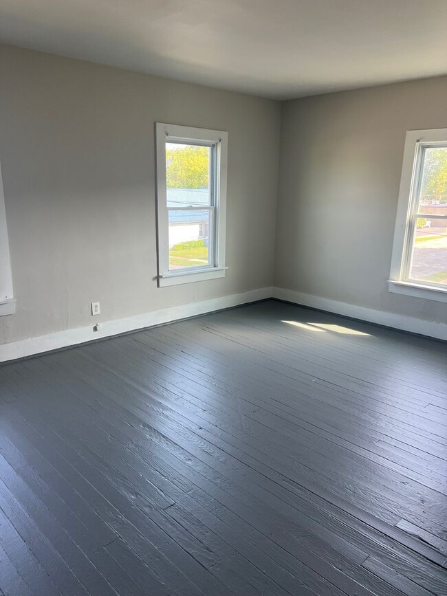 Building Photo - YOUNGSTOWN WEST SIDE 2 BEDROOM