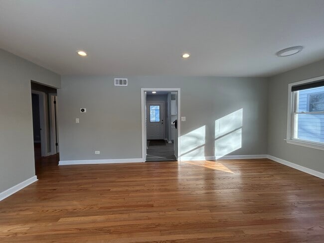 Building Photo - 807 Elm Ave