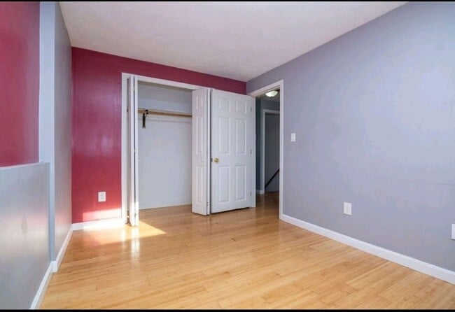 Building Photo - Life is better by the beach! Beach side townhouse 3bed 2.5 bath 1 garage,  master suite with priv...