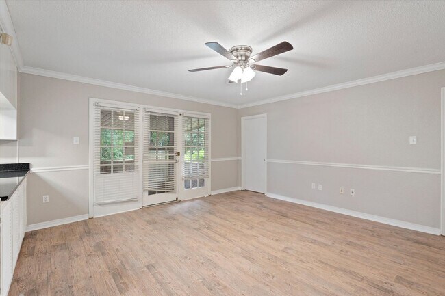Building Photo - GREAT LOCATION AND MOVE IN READY