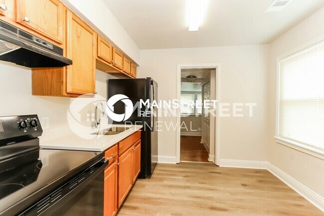 Building Photo - 3 Bedroom Pet-Friendly Home in Louisville, KY with Main Street Renewal