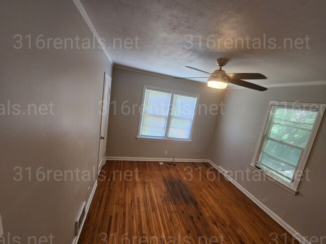 Building Photo - $975- 3 bedroom / 1 bathroom - Single Fami...