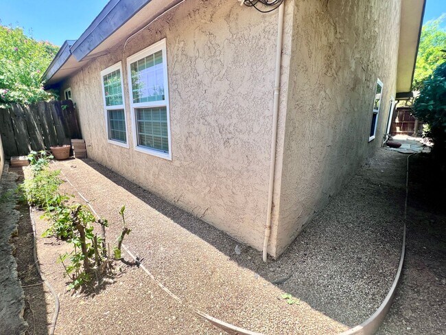 Building Photo - $1,795 Blackstone & Sierra, 2 Bed Condo + ...