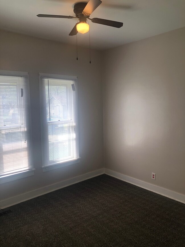 Building Photo - Lots of Space & Central Location