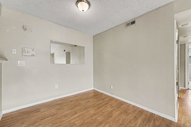 Building Photo - 902 S Walden St